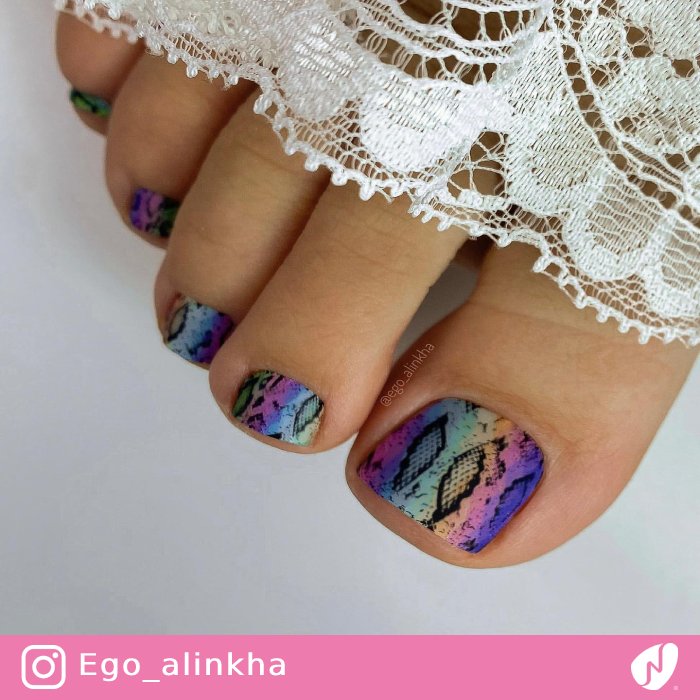 Gradient Snake Print Nails